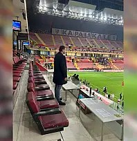 Dikkat çeken poz! Milletvekili Ersoy yalnız bırakmadı