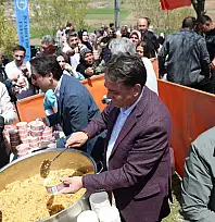 Etli pilav kuyrukları oluştu! Kayseri'deki şenlik alanı dolup taştı