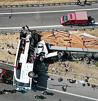 Flaş! Tır otobüse daldı, 11 ölü 27 yaralı