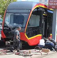 Genç kadın tramvayın altında kaldı!