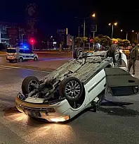 Kamyonla çarpışan otomobil takla attı