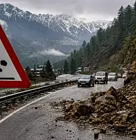 Kaymakamlık'tan sürücülere kritik uyarı: Kaya düşme riski var