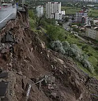 Kayseri'de 10 metrelik istinat duvarı çöktü!