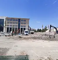 Kayseri'de bir dönem sona erdi! 54 yıllık müdürlük binası yerle bir oldu
