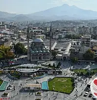 Kayseri'de çay bahçesinde kadınların ucuz çay isyanı: Yer bulamıyoruz