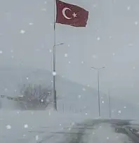 Kayseri'de gönderden indirilen Bayrak, yeniden göndere çekildi