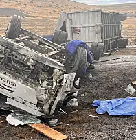 Kayseri'de kamyonet, tır ve otobüs çarpıştı: Ölü ve yaralılar var