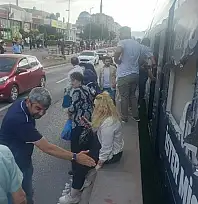 Kayseri'de kaza! Fırlayan taş tramvayın camını tuzla buz etti!