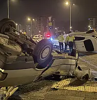 Kayseri'de ortalık savaş alanına döndü: Otomobillerden biri yan yattı, diğeri takla attı