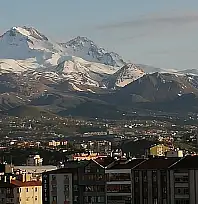 Kayseri'de Papaz aldı başını gidiyor!