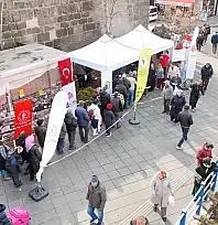 Kayseri'de Cumhuriyet Meydanı'nda uzun kuyruklar oluştu! Bakın ne dağıtıldı