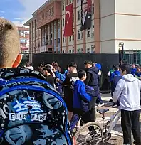 Kayseri'de velilere dikkat çeken çağrı: Çocukların çantasını kontrol edin!