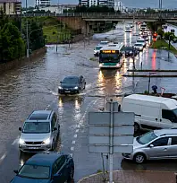 Kayseri'de yağmurla karışık dolu yağdı sel oldu