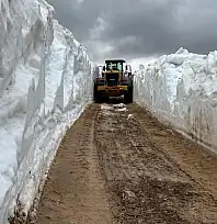 Kayseri'de yazın başında kış görüntüsü! Karlar iş makinesini aştı