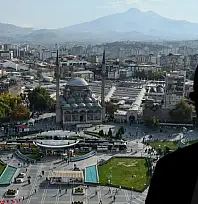 Kayserili ünlü iş adamı 3 villasını kime bağışladı?