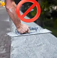 Mahalleliden toz alçılı protesto: Bahçe duvarına oturmasınlar!