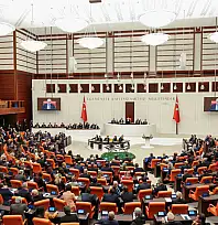 Meclis'te oldu! 'Kayseri ayağa kalkacak, Kayseri'nin sesinden korktular! Kayseri'yi susturmayın' diye sesler yükseldi