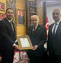 MHP'li Başkan Ankara'da! Hangi mülkün tapusu Bahçeli'ye verildi?