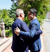 MHP'li Özdemir'i örnek gösteren Akay,  diğer siyasilere ve kamu görevlilerine gönderme yaptı