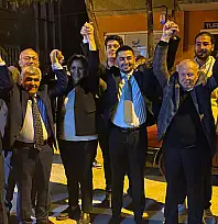 Seçim sonrası YENİ Parti önünde neler yaşandı! Kim ne dedi?