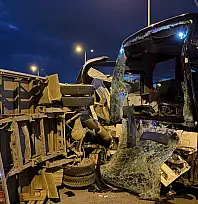 Serbest Bölge Kavşağı'nda otobüsü ile kamyonet çarpıştı!