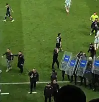 Son dakika! Tansiyon yükseldi: Çevik Kuvvet sahaya girdi