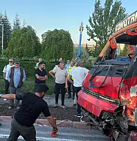 Tramvay ve kamyon çarpıştı!