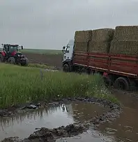 Yağışlar nedeniyle TIR'lar çamura saplandı. Çiftçiler Büyükşehir'e çağrı yaptı