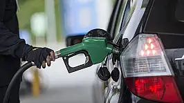 Akaryakıta peş peşe ikinci zam: Motorin üç haneyi gördü