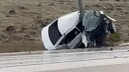 Araç direğe saplandı, genç sürücü ağır yaralandı