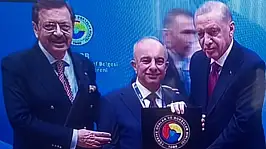Cumhurbaşkanı Erdoğan, Kayserili Başkana plaket verdi!