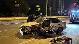 Kayseri'de korkutan anlar! Ağaca çarpan otomobil yola savruldu, sürücü sıkıştı