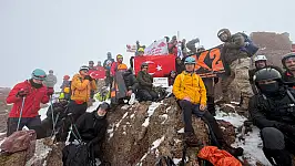 105 dağcı zafer için Erciyes'in zirvesine tırmandı!