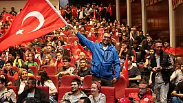 ERÜ'de personel ve öğrenciler dev ekrana kitlendi