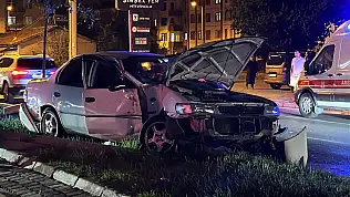 17 yaşındaki ehliyetsiz sürücü otomobille direğe çarptı