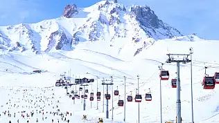 Erciyes'te güneşli havada kayak keyfi! Dolup taştı