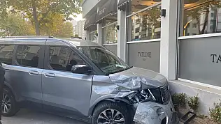 Kayseri'de korkutan kaza: Araç kafe duvarına girdi!