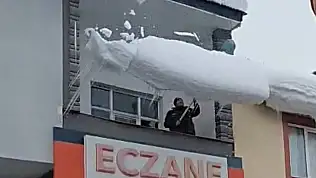 Kayseri'de dikkat çeken görüntü! Bu adam ne yapıyor?