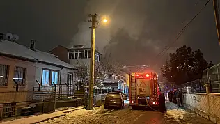 Kayseri'de evin çatısı alev alev yandı! 2 saatte söndürüldü