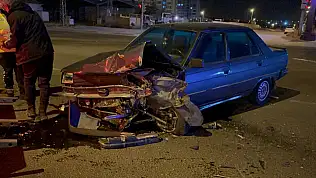 Kayseri'de otomobil önce çarptı sonra karşı yola savruldu! 2 yaralı