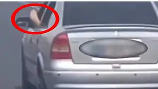 Trafikte pes dedirten görüntü: Ayağını camdan dışarı çıkararak araç sürdü!