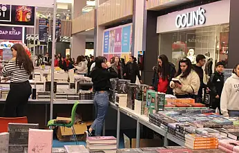 100'den fazla yazar, binlerce kitap Kumsmall'da sizi bekliyor