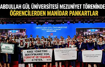 Abdullah Gül Üniversitesi mezuniyet töreninde öğrencilerden manidar pankartlar