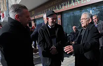 Başkan Büyükkılıç, önüne çıkan her vatandaşa bakın ne dağıttı!