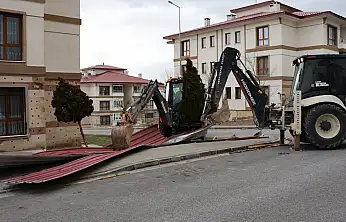 Binaların çatıları kağıt gibi savruldu! Belediye, 'dışarı çıkmayın'