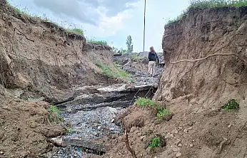 Burası Becen, sel sonrası adam boyunda yarıklar oluştu!