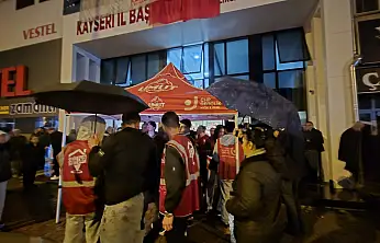CHP'liler Kayseri'de il binasına akın etti. Gözbaşı: Bu kararı  tanımıyoruz