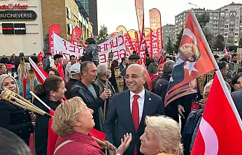 CHP'li Belediye Başkanları ve bazı Meclis üyeleri, partilileri yalnız bıraktı! Partililer sokakta, onlar protokolle poz verdi