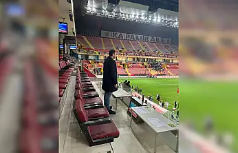 Dikkat çeken poz! Milletvekili Ersoy yalnız bırakmadı