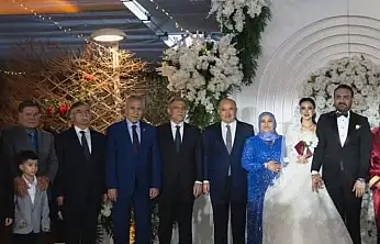 Düğünde dikkat çeken olay! AK Partili vekiller Gül'ün elini sıkmadı
